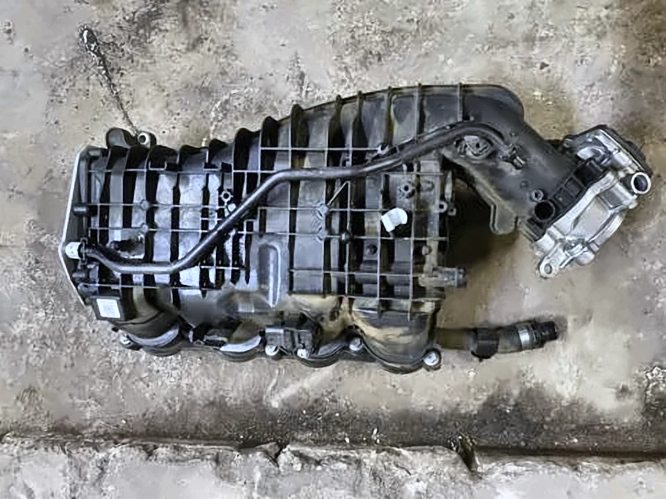 Колектор впускний G30 e, xe, xi