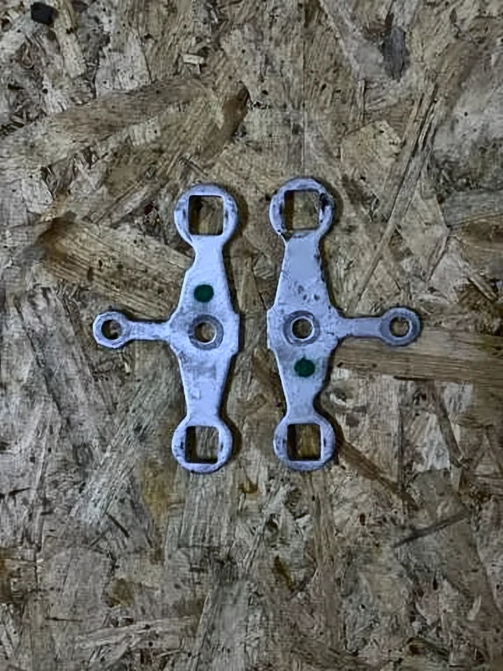 Кронштейн топливной форсунки ф10(2) ф34, 13647595405