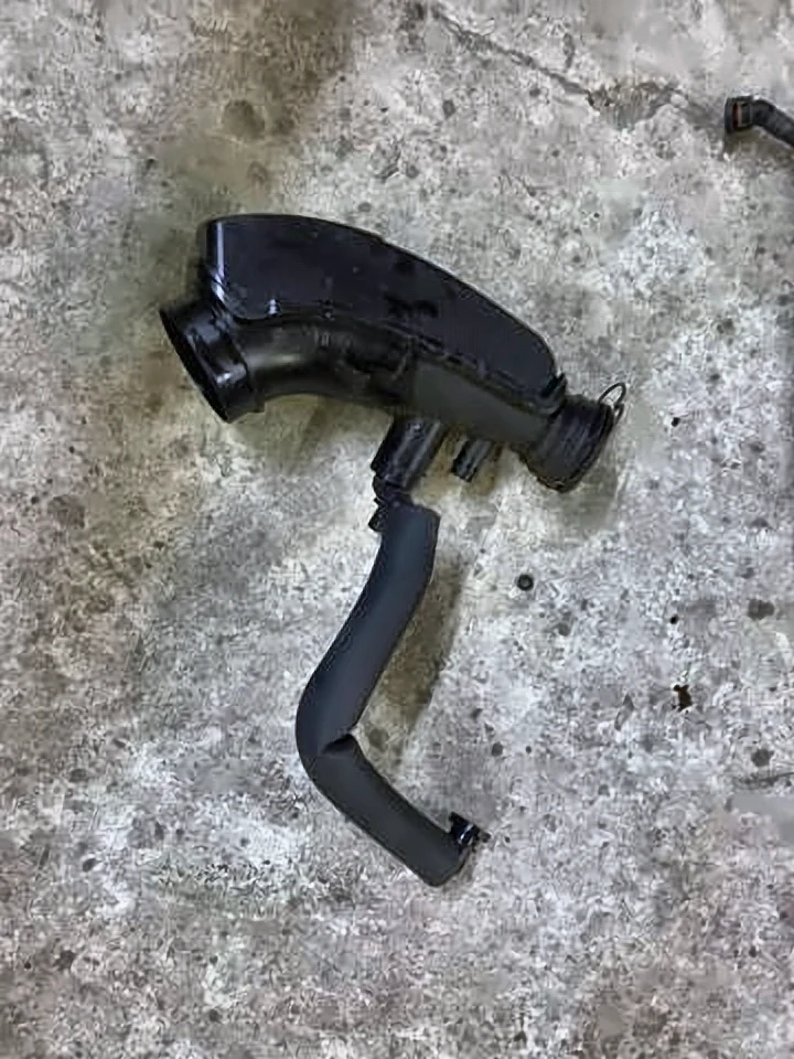 Патрубок повітряний, вихід повітряного фільтра G30, 13718612085