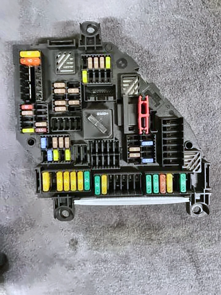 Блок предохранителей x3 f10(4)