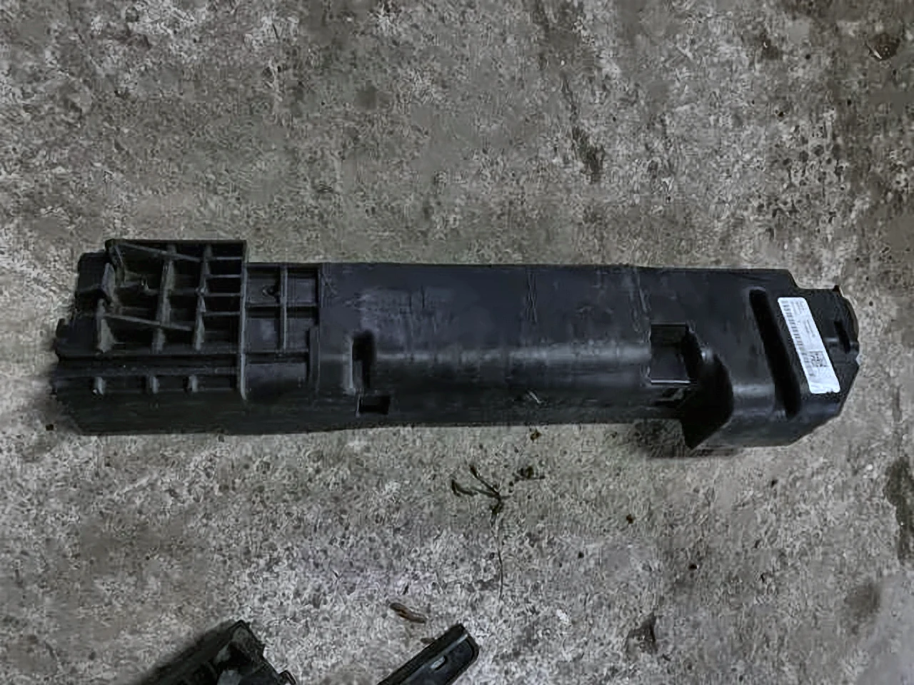 Кронштейн радіатора правий f25