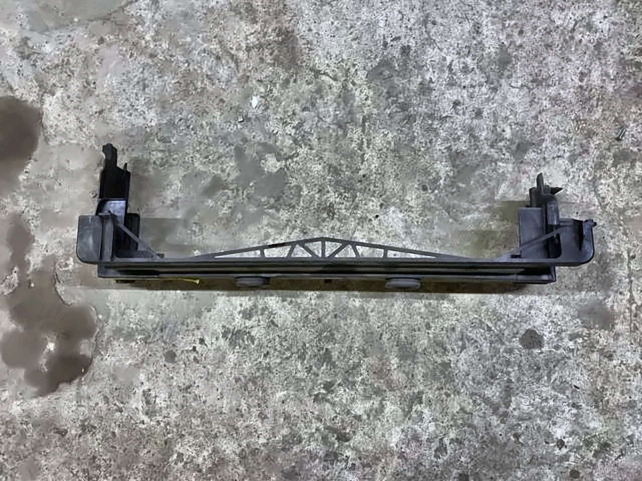 Рамка кріплення радіатора, верхня частина F10 535