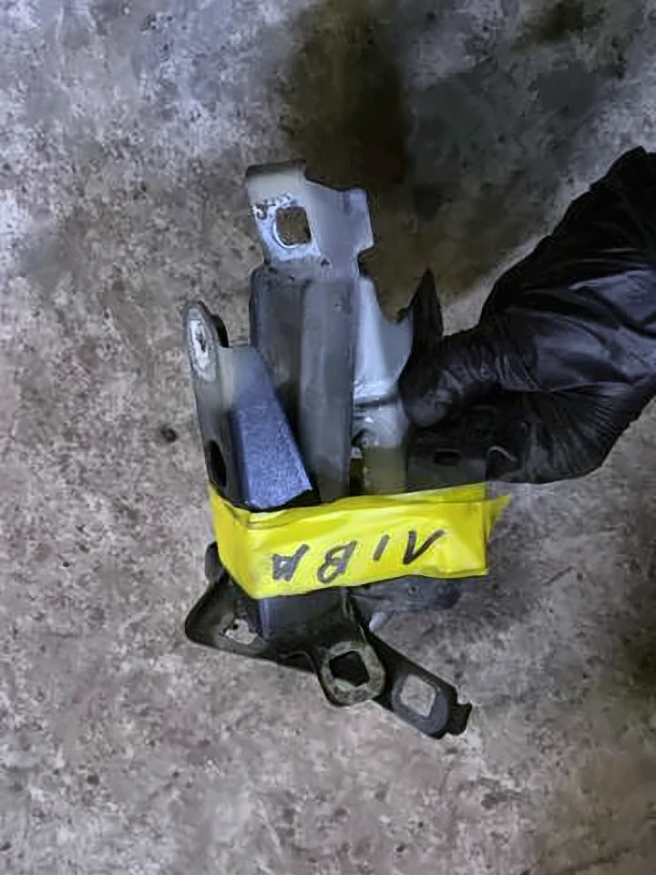 Кронштейн кріплення крила переднього лівого, задній f303632, 41358066939