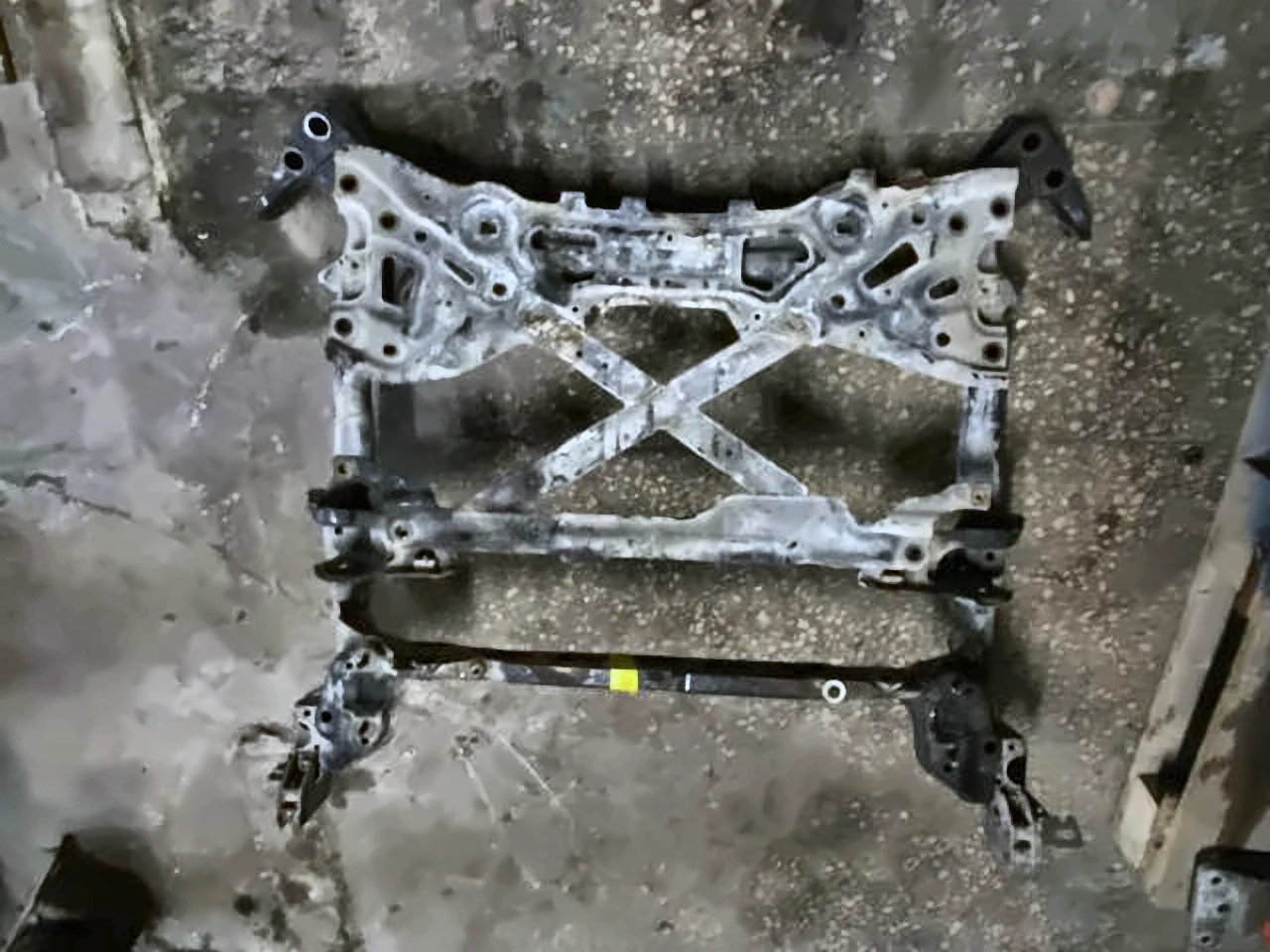Підрамник передній в зборі з розпоркою audi a8 d4