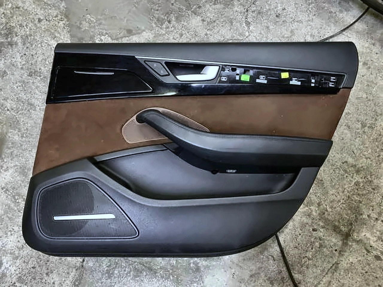ОББИВКА ДВЕРІ ЗАДНЯ ПРАВА AUDI A8 D4 ALCANTARA