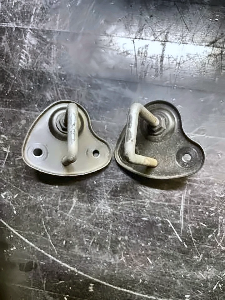 Стояк-гак замка капота G30