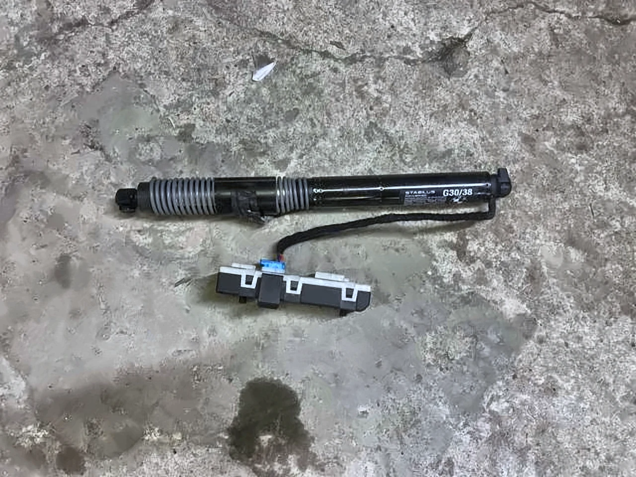 Амортизатор кришки багажника оригінал гарантія G30, 51247366404, фото 1