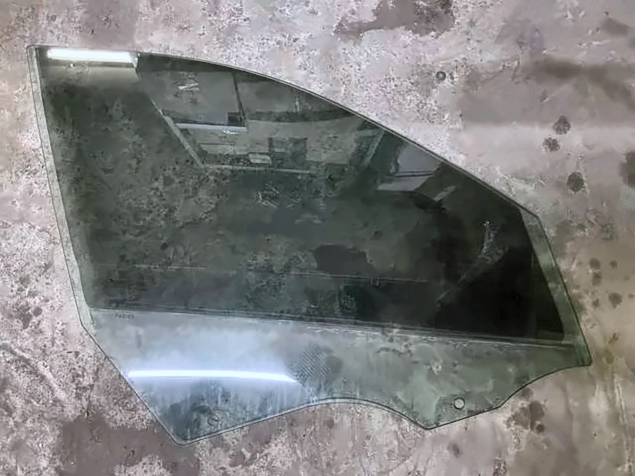 Скло передніх дверей, правою F48