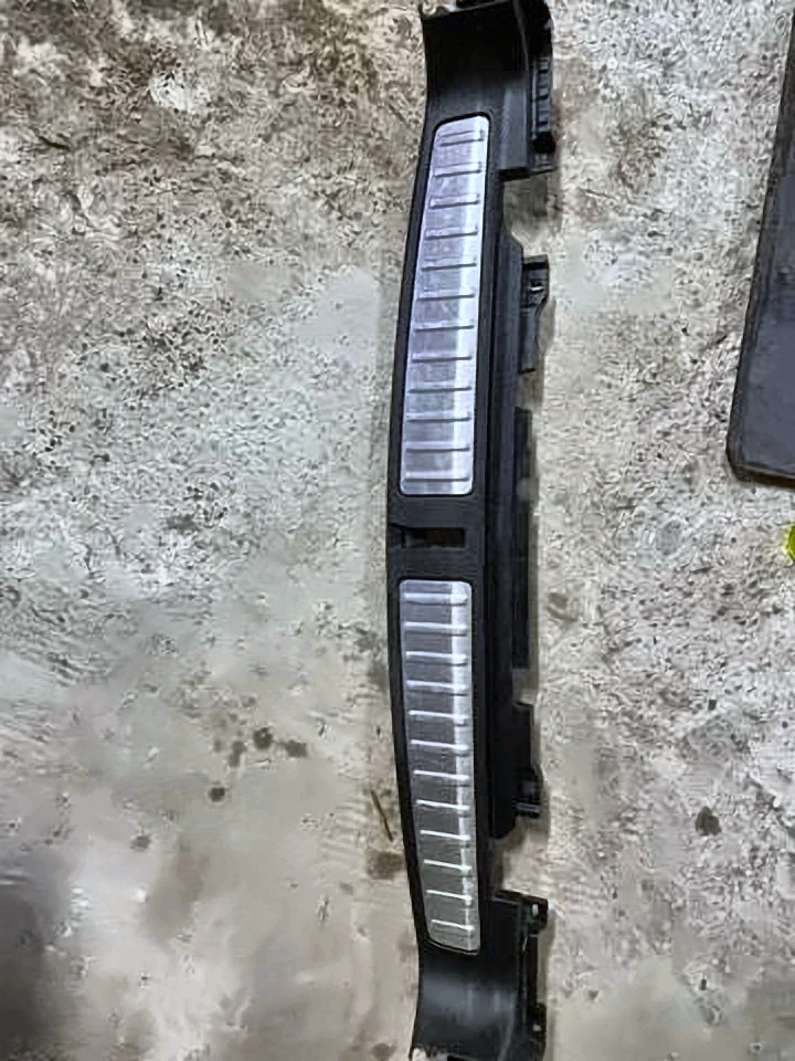 BMW X3 F25 Вставка борта багажника сталь правая, 51477250960