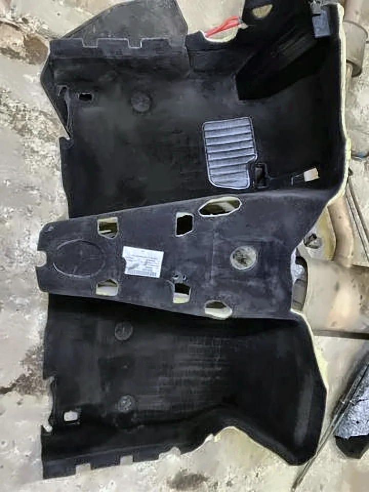 Покриття підлогове салону, переднє F36 гарний стан, 51478057843