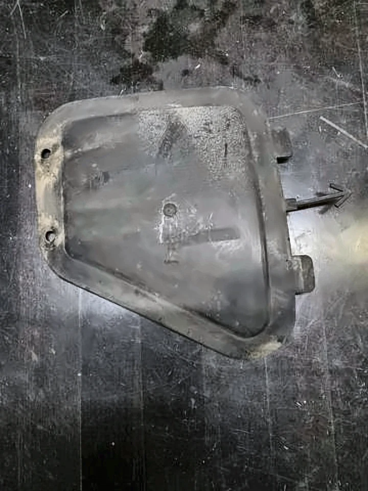 Лючок підкрилка переднього лівого F10, 51717187043