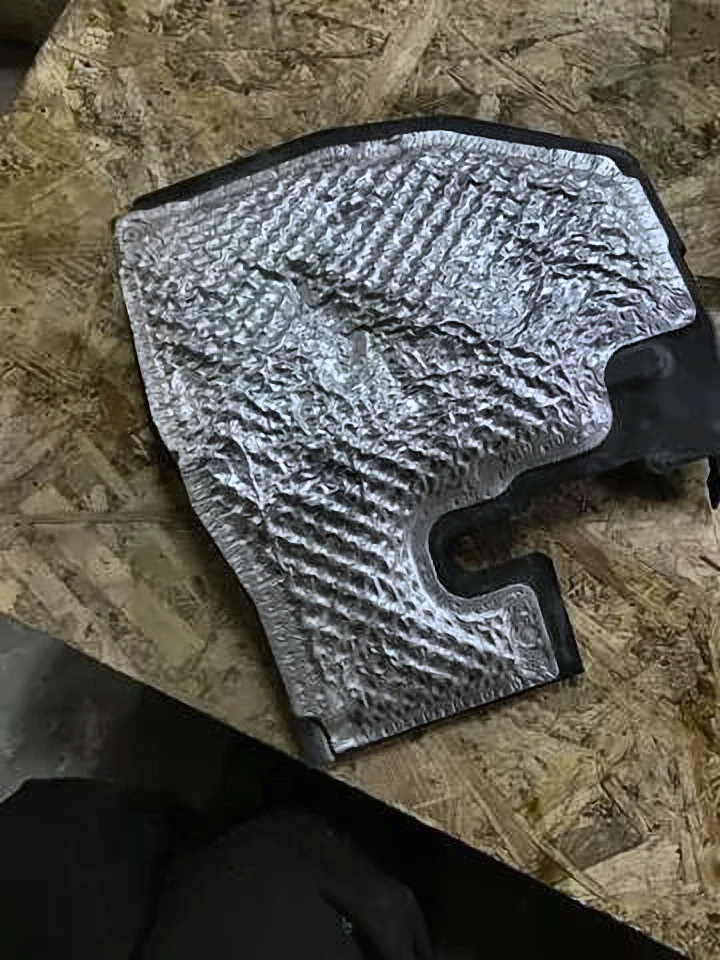F48 Крышка аккумуляторной батареи