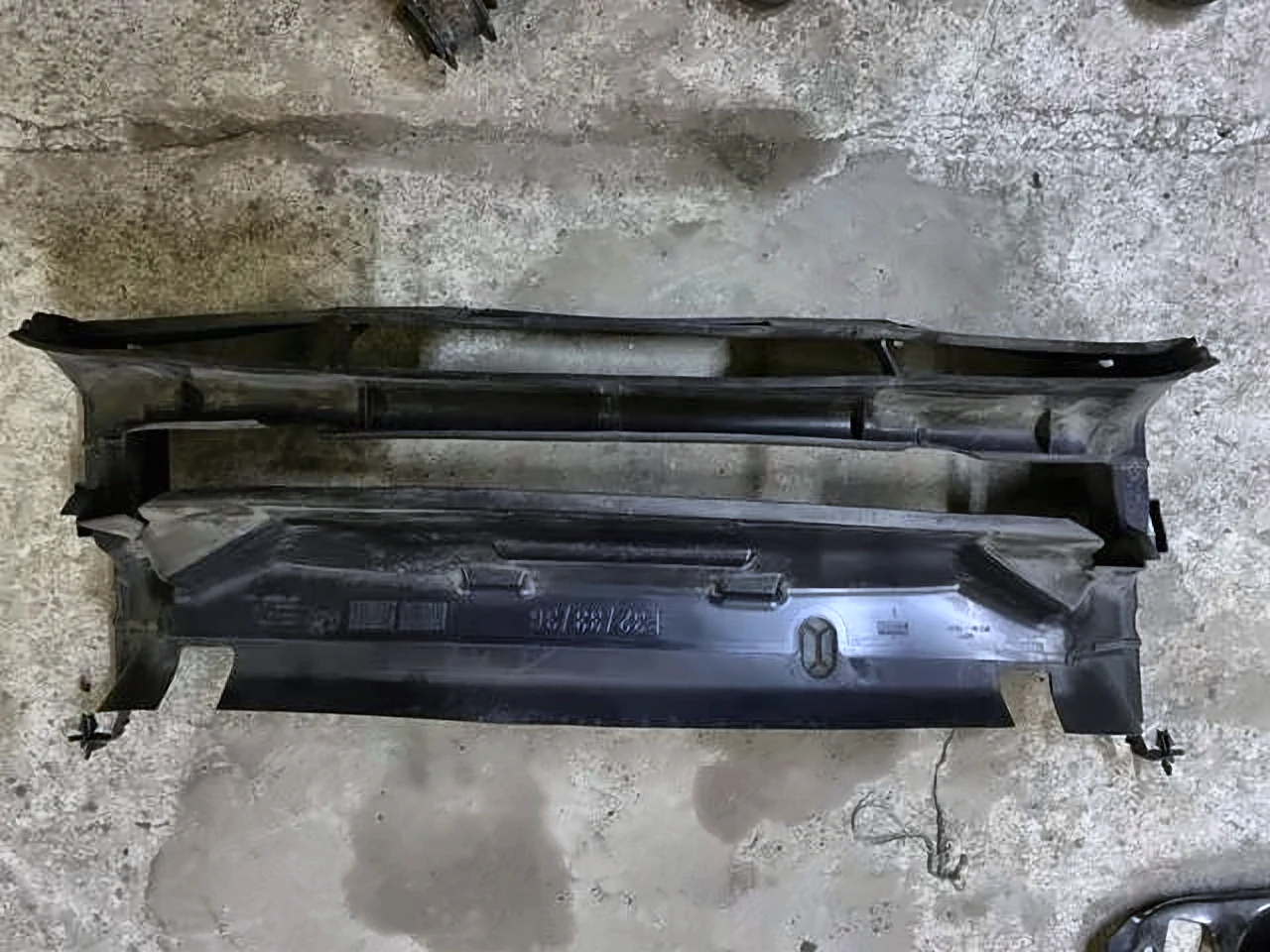 Повітропровід (дефлектор) радіатора, нижній F36(1,2), 51747290609
