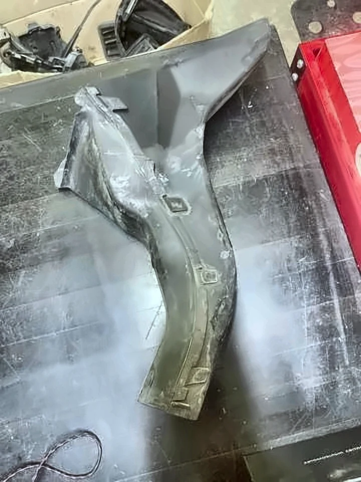Відламані кріплення Повітропровід гальмівного диска, правий F30, 51747396940