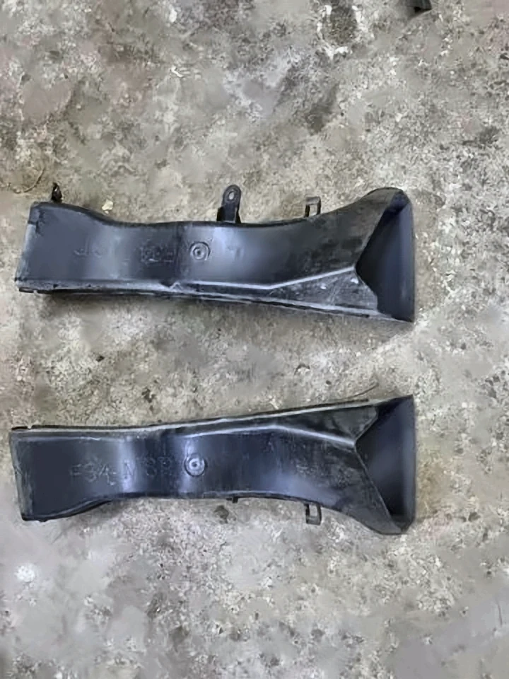 з відламаними кріпленнями Повітропровід гальмівного диска, правий F34, 51748057204