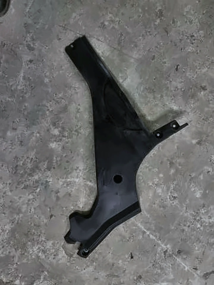F10(2) Кожух топливного бака, 51757312831