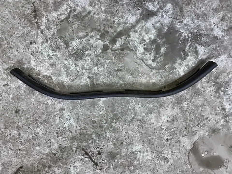 Ущільнювач капота G30