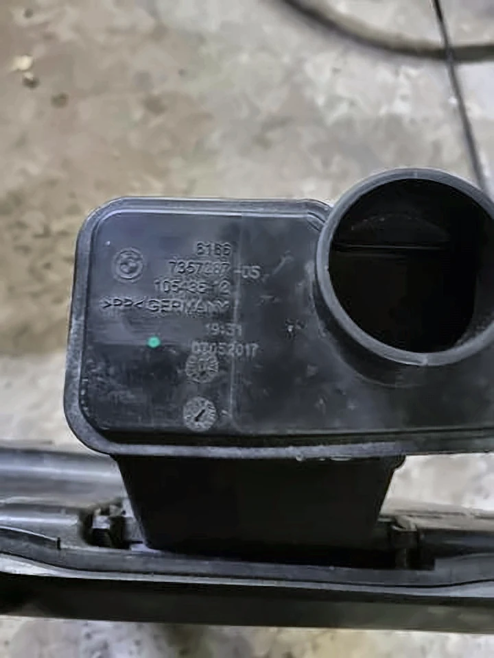 Горловина бачка омивача G30