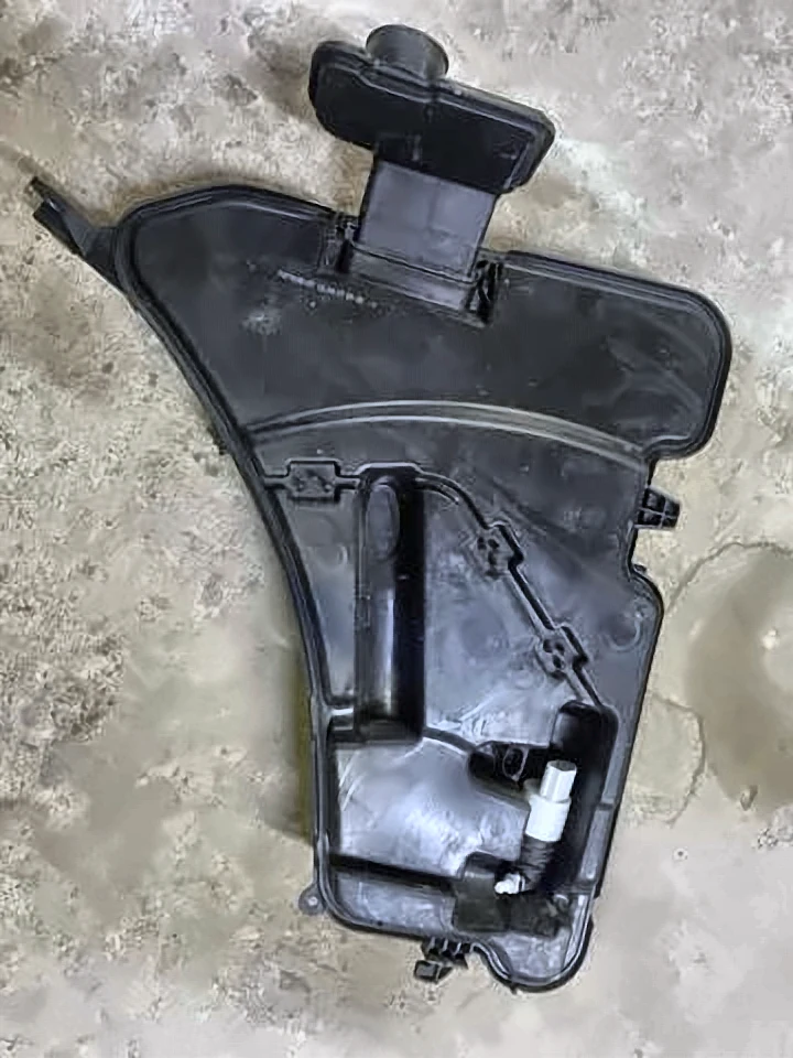 Бачок омивача G30