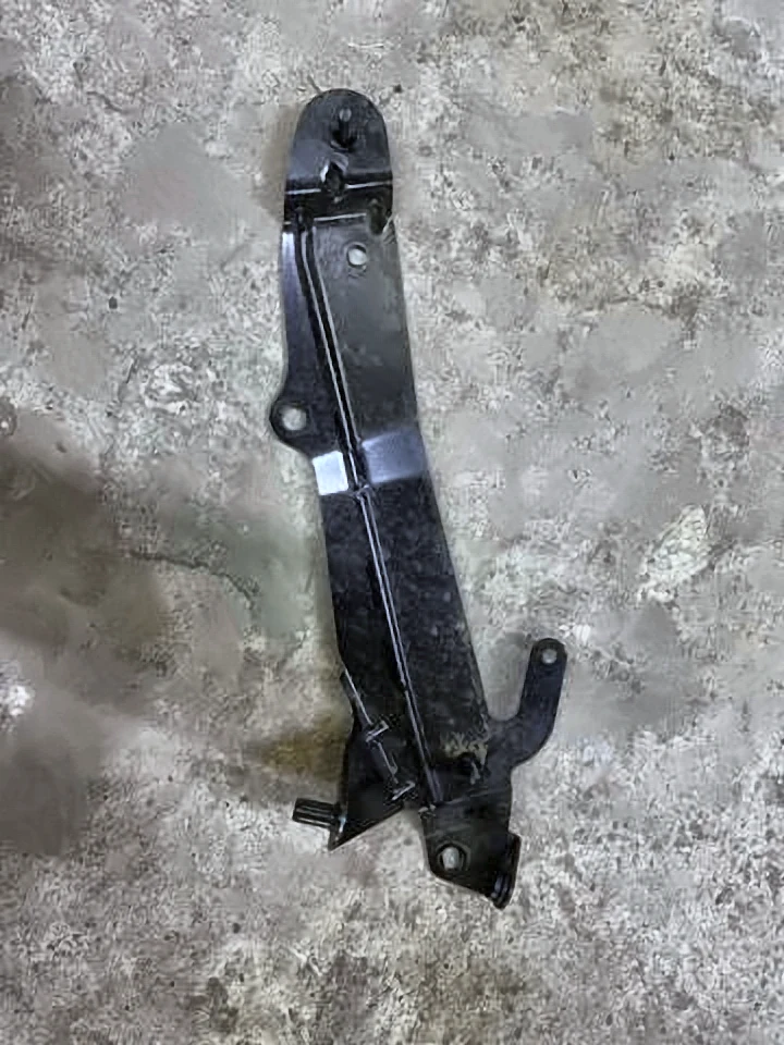 Кронштейн нагрівача G30, 64126834024