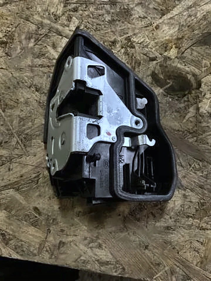 Замок задньої двері, лівої F103630, 7229459