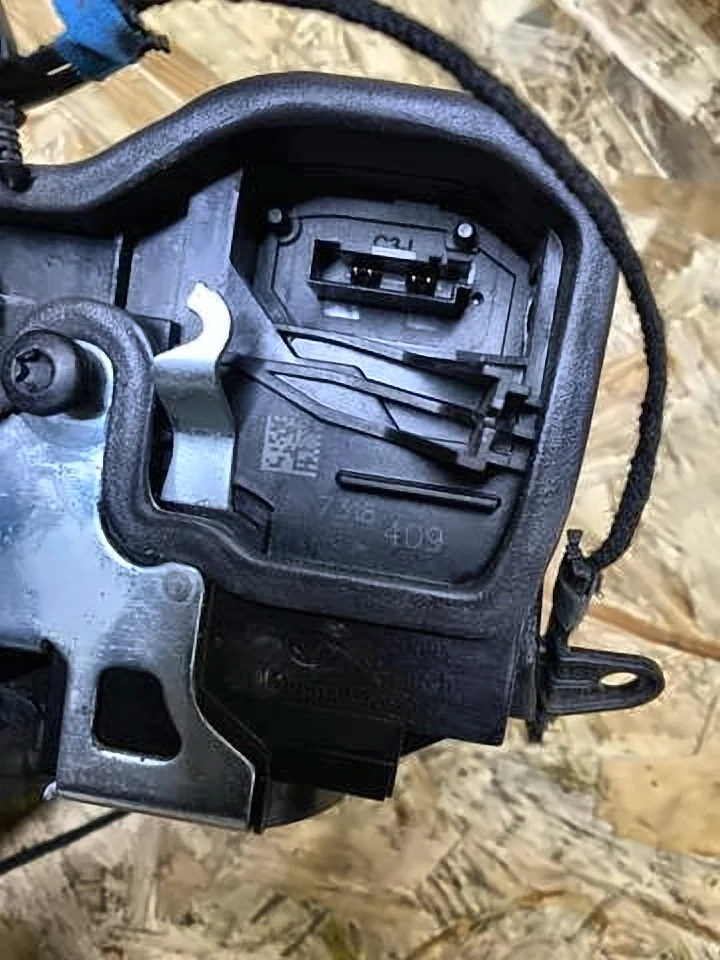Замок водійських дверей Bmw X3 F25, 7318409