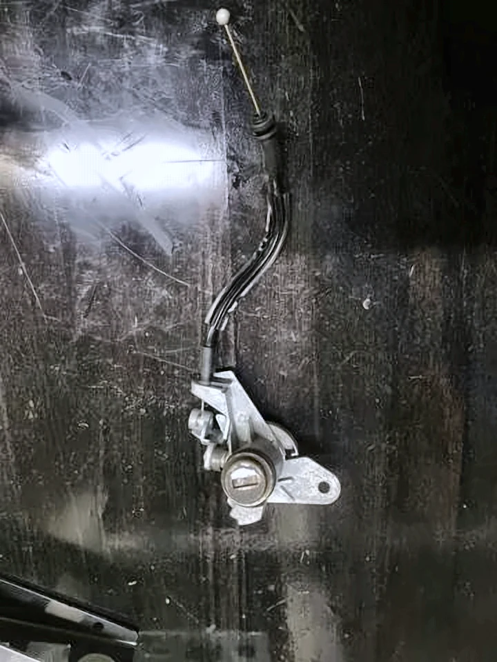 Замок кришки багажника audi a8 d4, 8F0827573