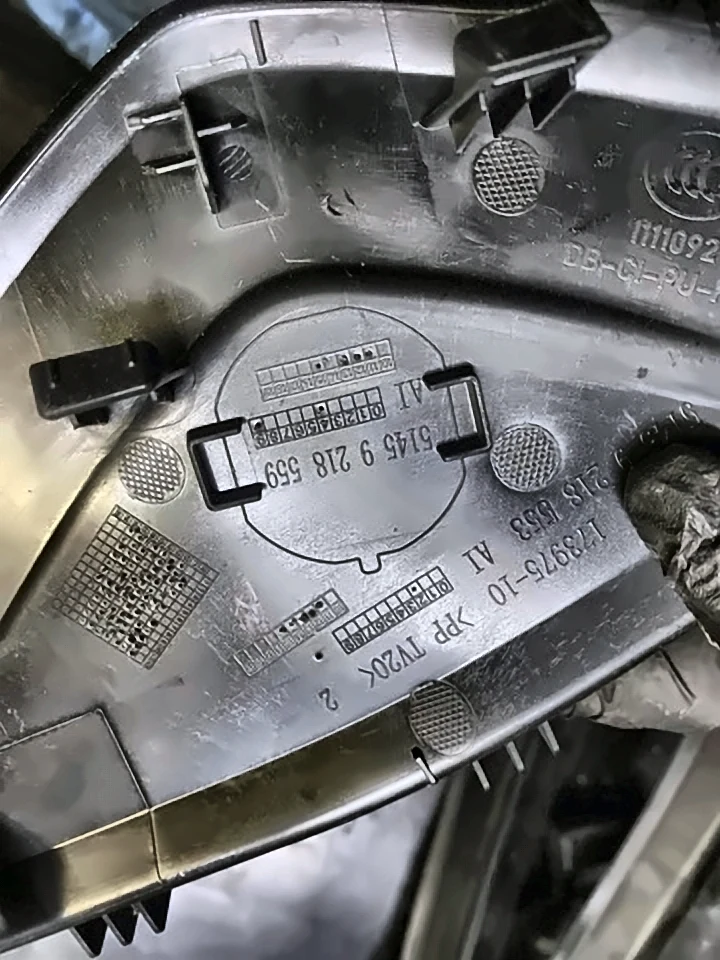 Кришка бічної панелі торпедо ліва з вставкою 9218559 BMW 3 F30/F31, 9218553